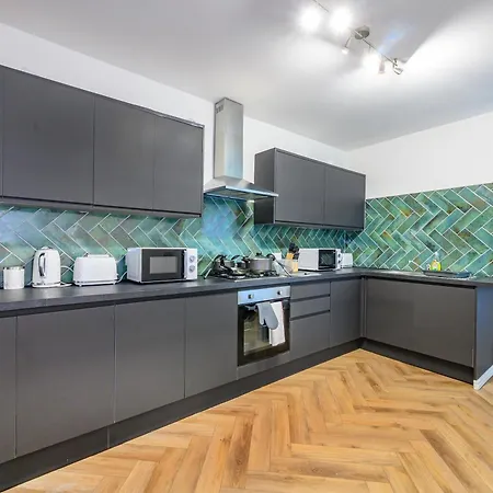 -re7h- For Your Relaxed & Cosy Free Parking Leeds (West Yorkshire)